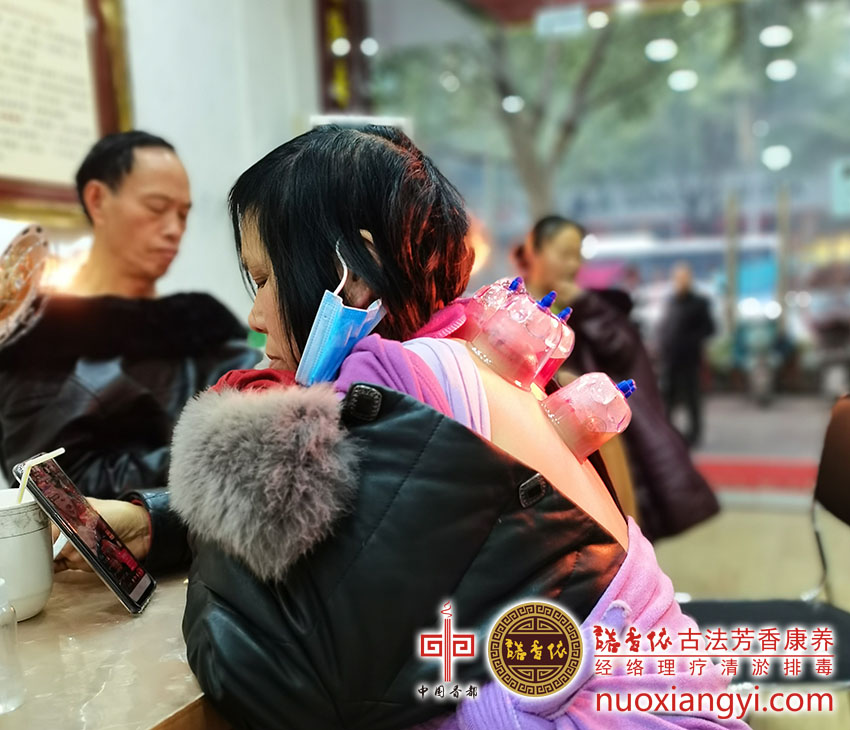 中医养生理疗拔罐五行与五脏淋巴排毒心肺区拔罐体验感受中.jpg