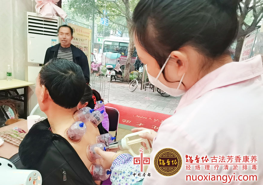 诺香依网古法清淤排毒心俞穴肺俞穴拔罐