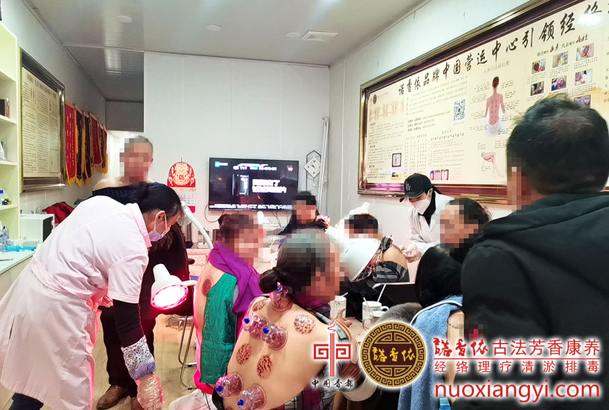 诺香依背部经络清淤拔罐过程.jpg
