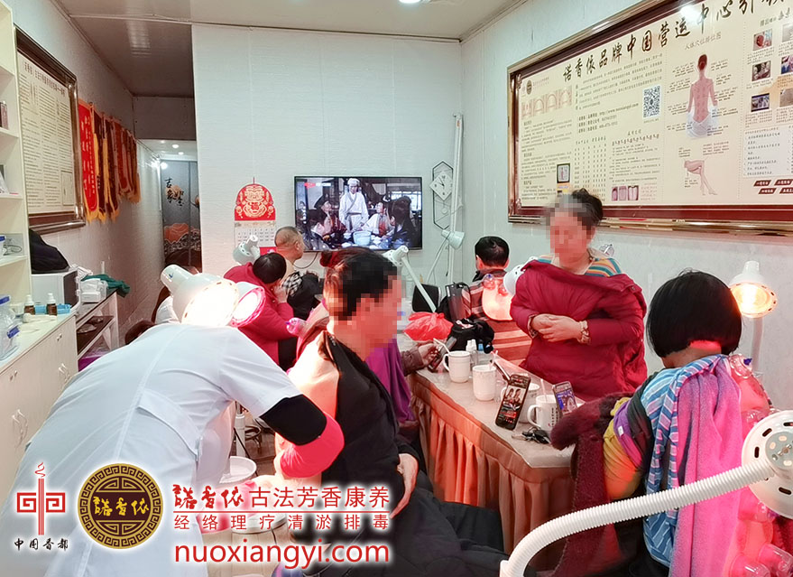 诺香依经络拔气罐清淤现场体验.jpg
