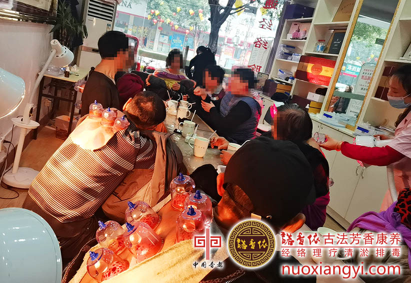 诺香依众人背部穴位清淤排毒现场.jpg