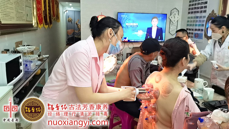 诺香依工作人员操作.jpg